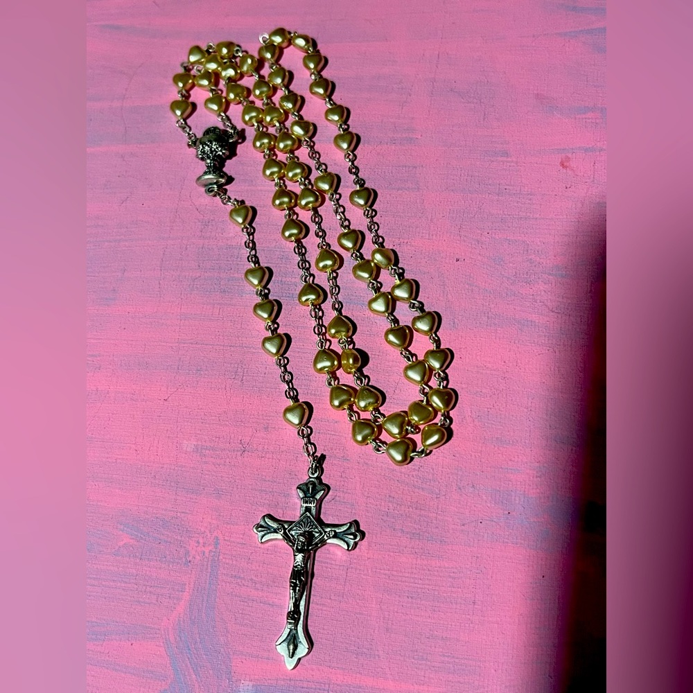 This is a heart shaped faux pearl rosary..